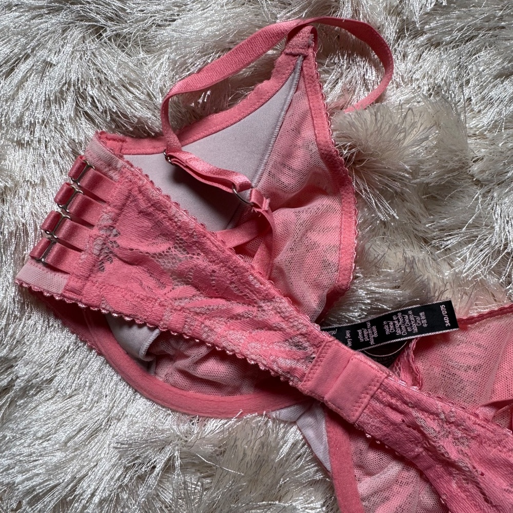 Sheer cup lace VS bra with side hardware detail. - Picture 10 of 10